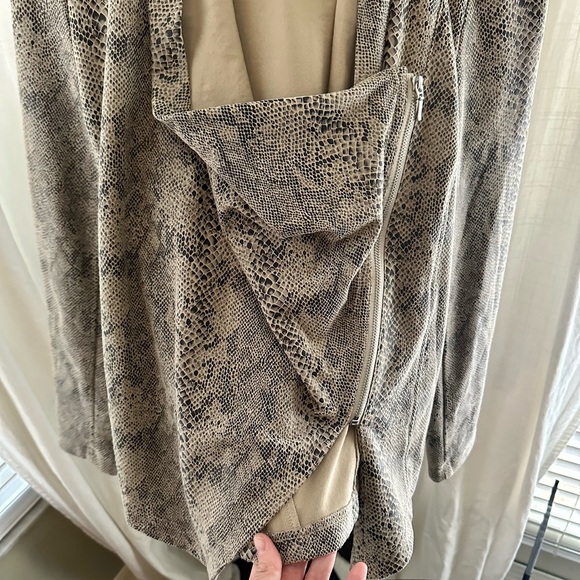 Women’s I.N.C. International Concepts Snake Print Moto Jacket NWOT! - Picture 5 of 5